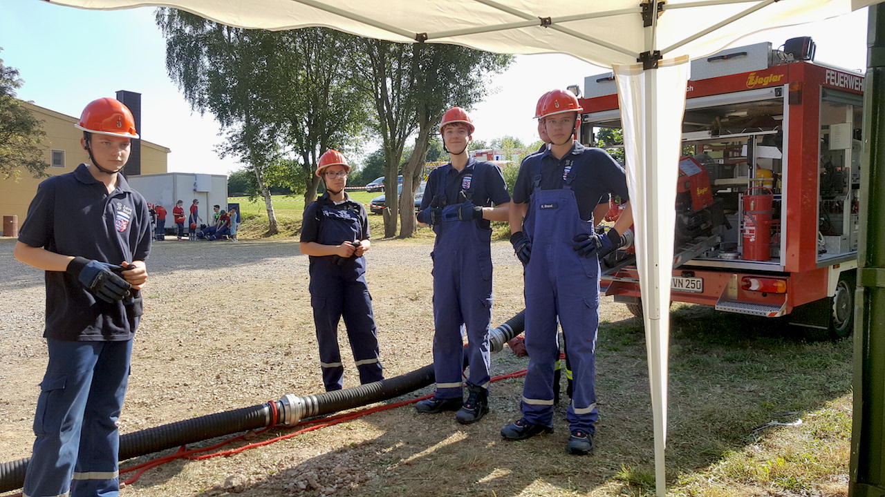 die Jugendfeuerwehr beim Saugleitung kuppeln